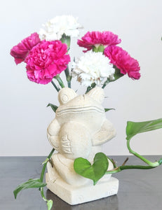 TABLE / GARDEN DECOR / FIGURINE: Hand carved Cute Frog Sculpture in sandstone playing the cymbal.